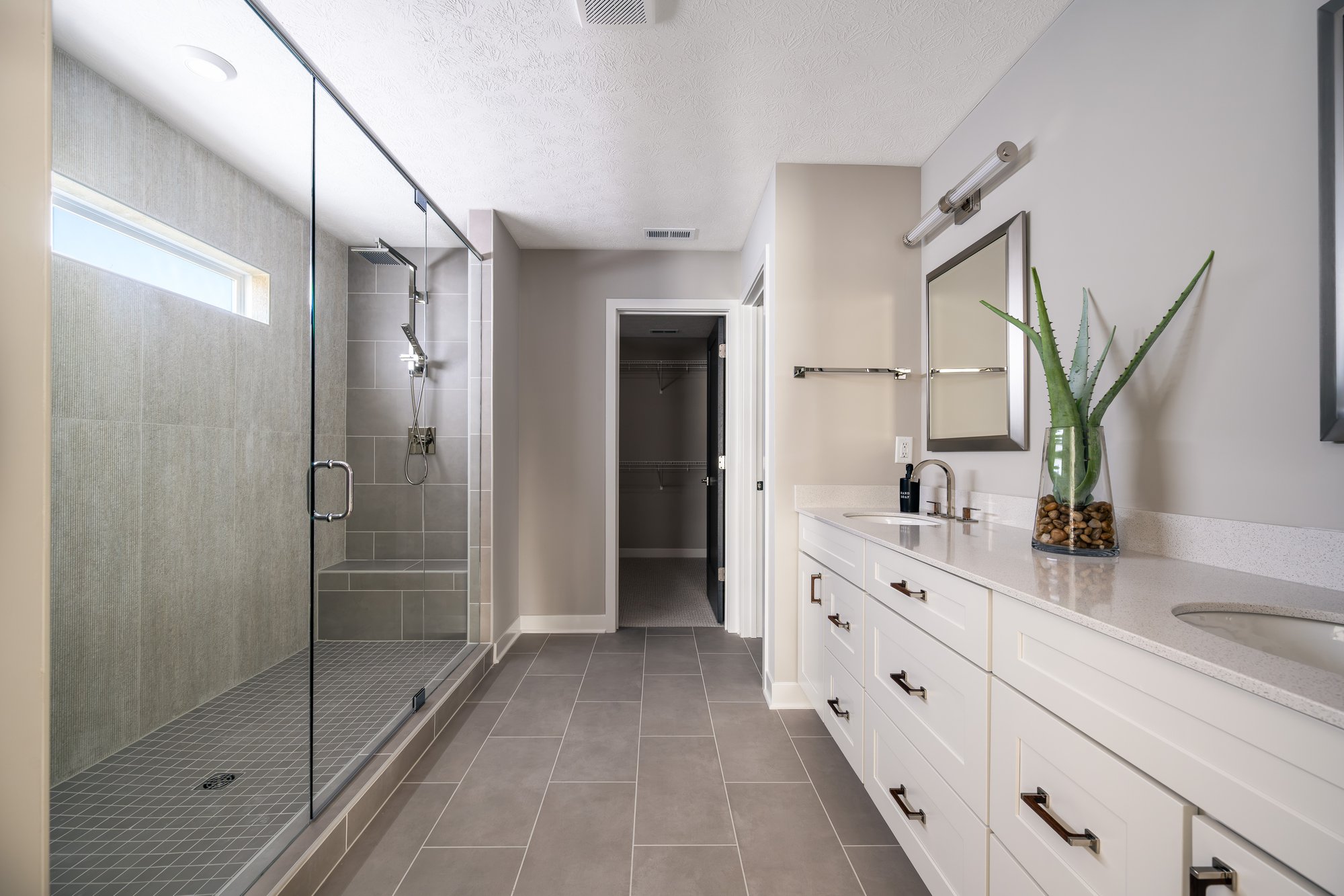 2026-lou-st-jude- psr- grandin-interior-owners bathroom-05