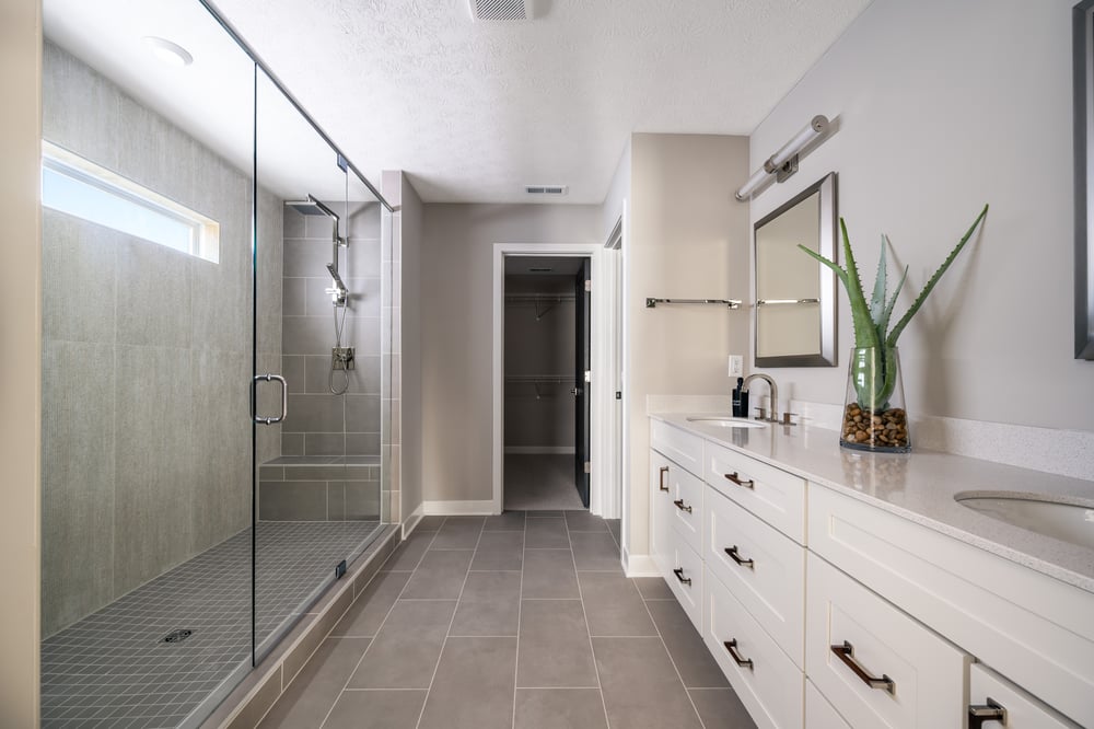 2026-lou-st-jude- psr- grandin-interior-owners bathroom-05