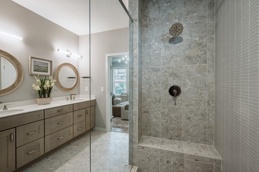 deer-run-2026-cincinnati-StJude-interior-owners-bathroom-02